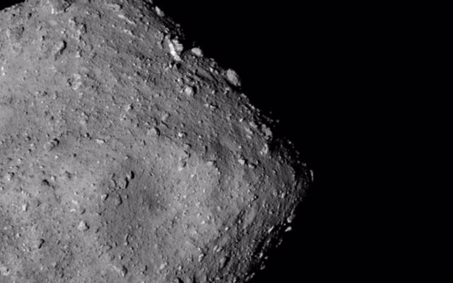 Archivo - La nave espacial japonesa Hayabusa2 tomó fotografías del asteroide Ryugu mientras volaba junto a él hace dos años.