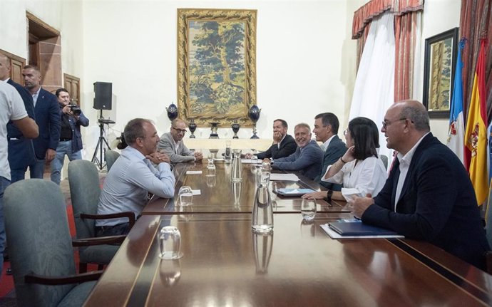 (2I-D) El presidente de Canarias, Ángel Víctor Torres; el presidente del Gobierno de España, Pedro Sánchez; y la ministra de Sanidad, Carolina Darias, presiden una reunión durante su visita a La Palma, a 16 de agosto de 2022, en La Palma, Canarias (Espa