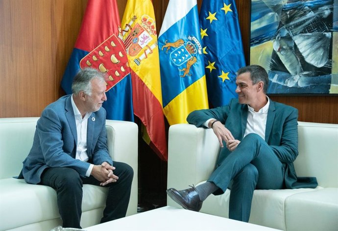 El presidente del Gobierno de Canarias, Ángel Víctor Torres, y el presidente de España, Pedro Sánchez, en Arrecife (Lanzarote)