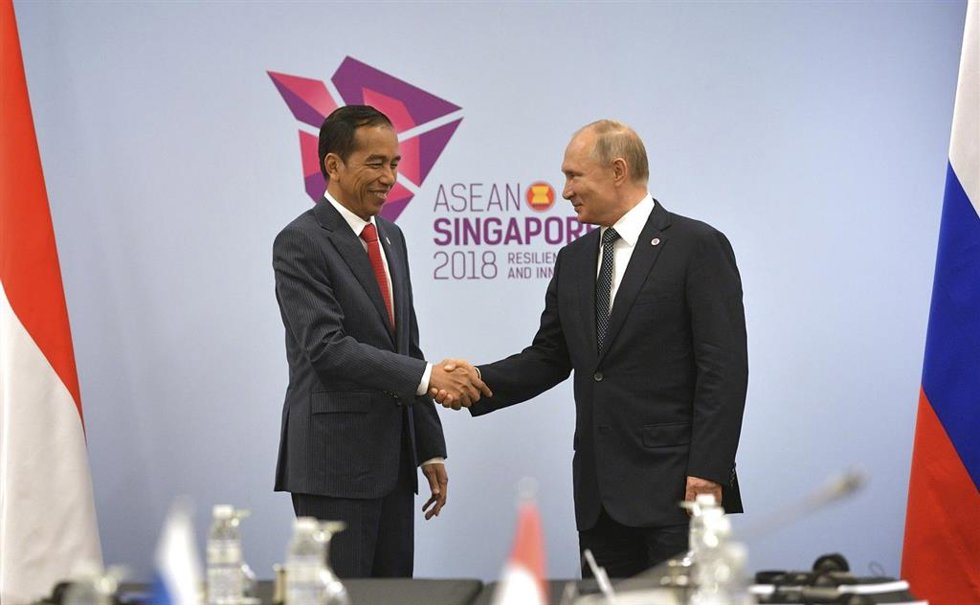 Archivo - El presidente de Indonesia, Joko Widodo, junto a su homólogo ruso, Vladimir Putin