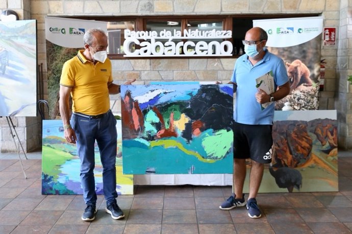 El consejero de Turismo, Javier López Marcano (iza), con el artista y el cuadro ganador de la primera edición del Concurso Nacional de Pintura al Aire Libre de Cabárceno