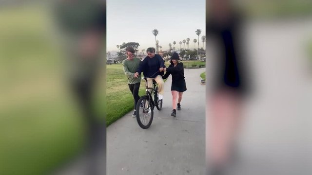 Una chica aprende a montar en bicicleta a los 21 años de la mano de sus amigos