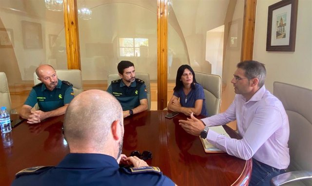La subdelegada del Gobierno en Granada, Inmaculada López Calahorro, se reúne con el alcalde de Íllora, Antonio Salazar, y mandos de la Guardia Civil