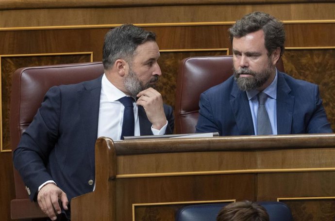 Archivo - El líder de Vox, Santiago Abascal (i), y el portavoz de Vox en el Congreso, Iván Espinosa de los Monteros
