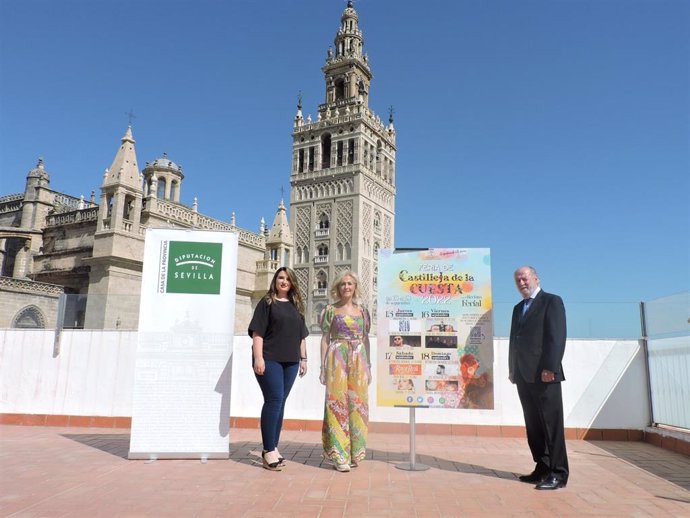 La alcaldesa de Castilleja de la Cuesta (Sevilla), Carmen Herrera,  el presidente de la Diputación de Sevilla, Fernando Rodríguez Villalobos, y la delegada de Cultura y Festejos, Ángela de la Rosa, en la presentación de la Feria de Castilleja