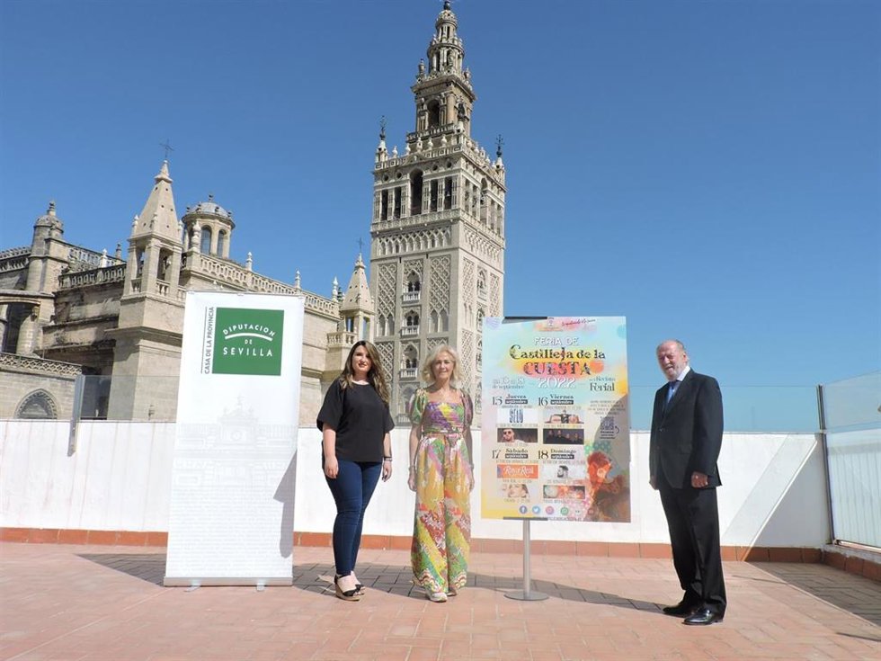 La alcaldesa de Castilleja de la Cuesta (Sevilla), Carmen Herrera,  el presidente de la Diputación de Sevilla, Fernando Rodríguez Villalobos, y la delegada de Cultura y Festejos, Ángela de la Rosa, en la presentación de la Feria de Castilleja