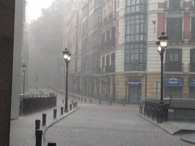 Archivo - LLuvia intensa en una calle de Bilbao