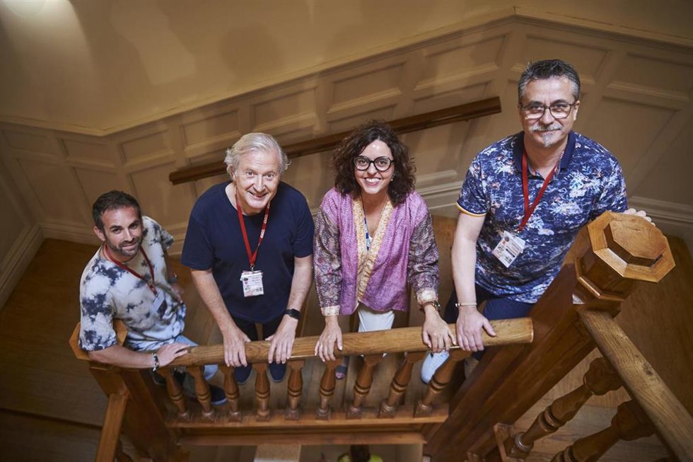 Profesores del XXI Aula Ortega y Gasset de la UIMP junto a la vicerrectora de Relaciones Institucionales y Programación de la UIMP, Matilde Corlón. De izda a derecha: Santiago García; Emilio del Río, Matilde Carlón y Alfredo Corell