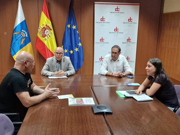El Diputado del Común, Rafael Yanes, y el adjunto primero de la Diputación del Común, Felipe Afonso, se reunieron con el coordinador territorial y la técnica del Servicio de Atención de la CEAR en Canarias, Juan C.Lorenzo y Clara Herrero