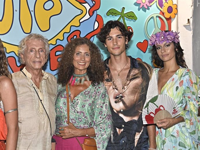 Belinda Alonso, Hugo Nieto y Carlos Martorell posando en el photocall de la fiesta Flower Power en la discoteca Pacha de Ibiza