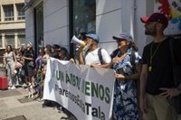 Vecinos de Triana, en Sevilla, se concentran para protestar por la poda del ficus de San Jacinto previa a su tala