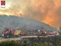 Autoridades instan a desalojar Bejís ante el avance del incendio