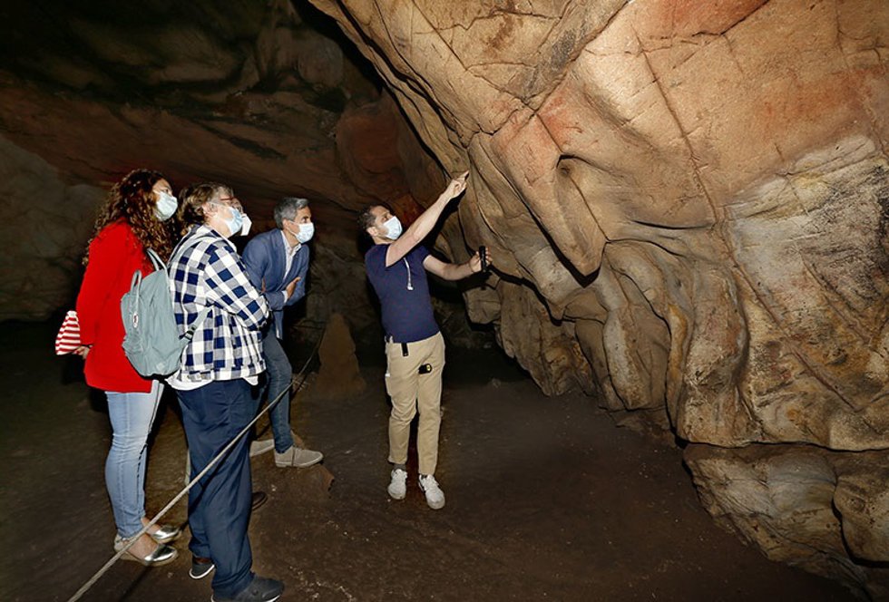Archivo - El vicepresidente y consejero de Universidades, Igualdad, Cultura y Deporte, Pablo Zuloaga, visita la cueva del El Castillo, con motivo de la reapertura de las cuevas prehistóricas tras la crisis sanitaria.