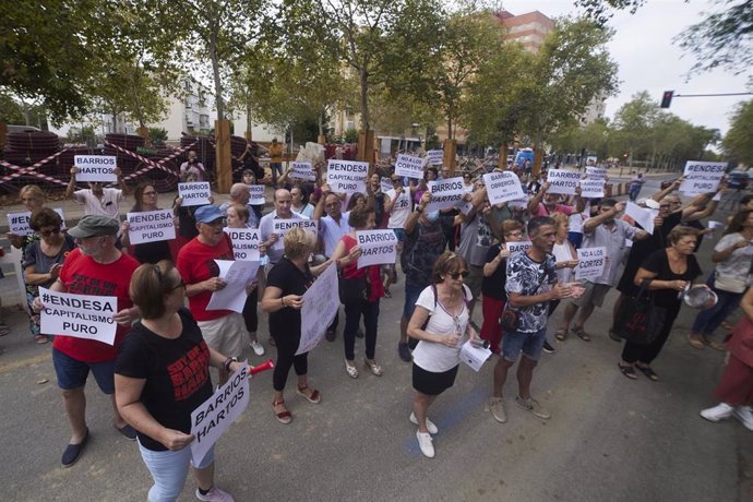 Numerosos vecinos durante la protesta del colectivo Barrios Hartos protesta frente a la sede de Endesa, a 4 de agosto de 2022 en Sevilla (Andalucía, España)