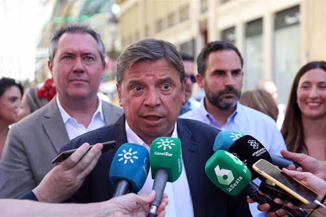 El Ministro de Agricultura, Pesca y Alimentación, Luis Planas, atiende a los medios de comunicación, durante su visita a la Feria de Málaga. 