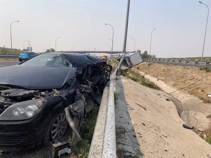 Un aparatoso accidente en la M-45 deja dos heridos leves