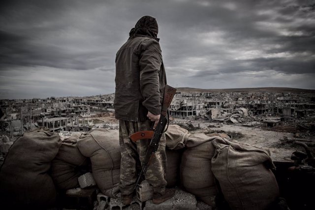 Un combatent kurd a la ciutat siriana de Kobane