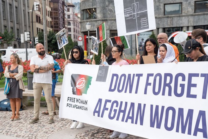 El Director de Migraciones y Asilo del Gobierno Vasco, Xabier Lagarreta, en una concentración de mujeres afganas en Bilbao