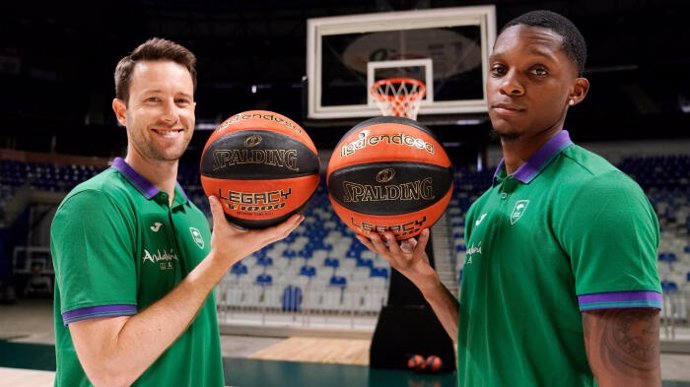 Tyler Kalinoski y Tyson Carter durante su presentación como nuevos jugadores de Unicaja