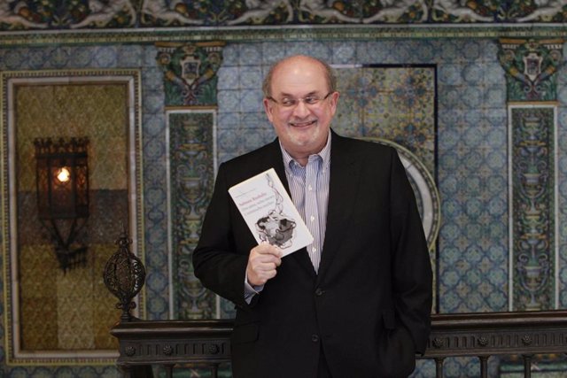 Archivo - Photocall con el escritor Salman Rushdie con motivo de la publicación de 'Dos años, ocho meses y veintiocho noches' 