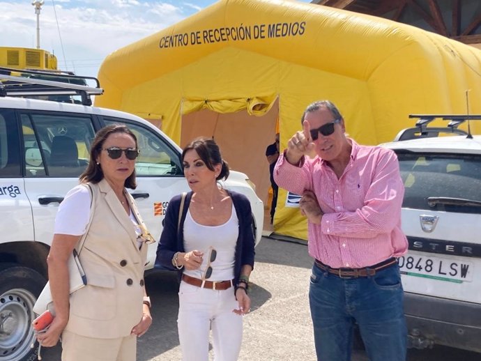 Carmen Rouco, Martes Fernández y Carlos Falcón durante su visita a la zona afectada por el incendio