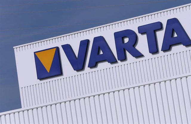 Archivo - FILED - 20 July 2020, Bavaria, Nördlingen: The company logo and the lettering "Varta" are seen on the company building of the battery manufacturer. Photo: Karl-Josef Hildenbrand/dpa