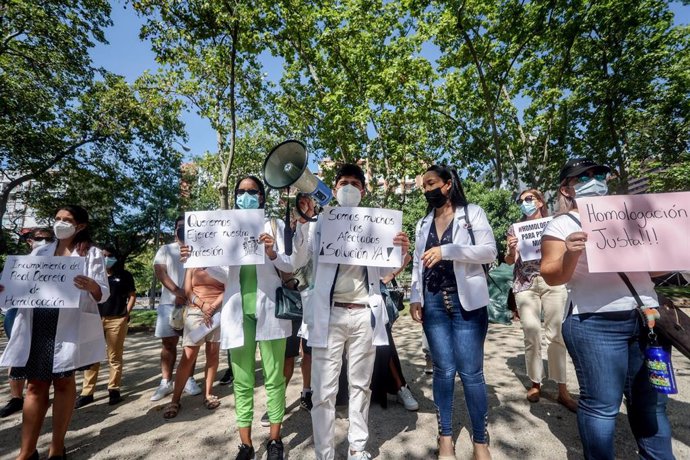 Un grupo de personas con pancartas durante una manifestación por el reconocimiento de las titulaciones médicas extranjeras, frente al Ministerio de Universidades, a 16 de agosto de 2022, en Madrid (España). 