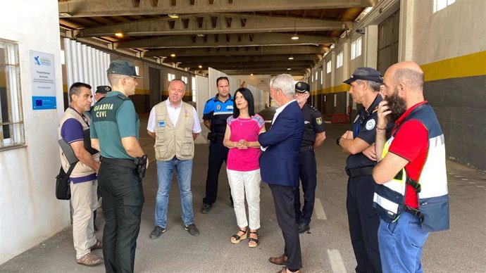 La subdelegada del Gobierno en Granada, Inmaculada López Calahorro, en el centro, en el Puerto de Motril