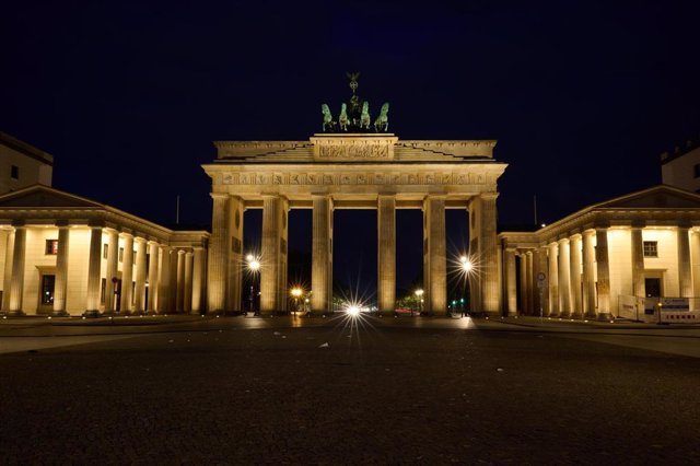 Archivo - Puerta de Brandeburgo, en Berlín, iluminada de noche