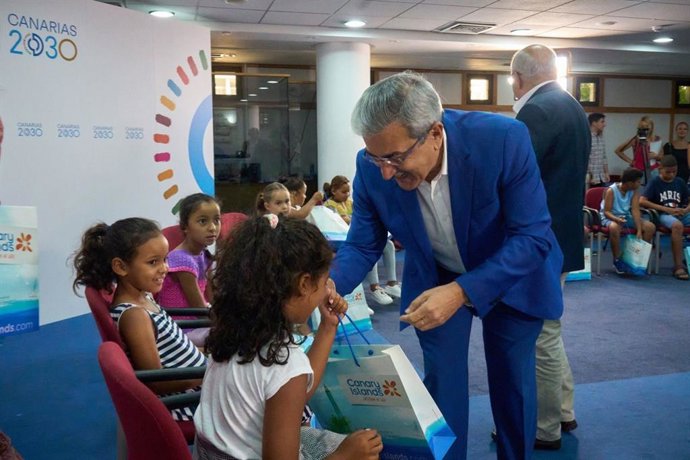 El vicepresidente de Canarias, Román Rodríguez, saludando a un grupo de niños saharauis