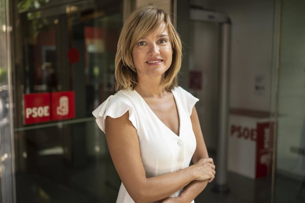 La ministra de Educación y Formación Profesional, Pilar Alegría, posa tras una entrevista con Europa Press, en la sede del PSOE, a 14 de agosto de 2022, en Zaragoza, Aragón (España). Alegría, diplomada en Magisterio, especialidad Educación Primaria por
