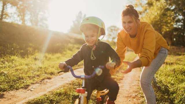 Archivo - Madre e hijo. Educación, aprender, familia. Bici, bicicleta.
