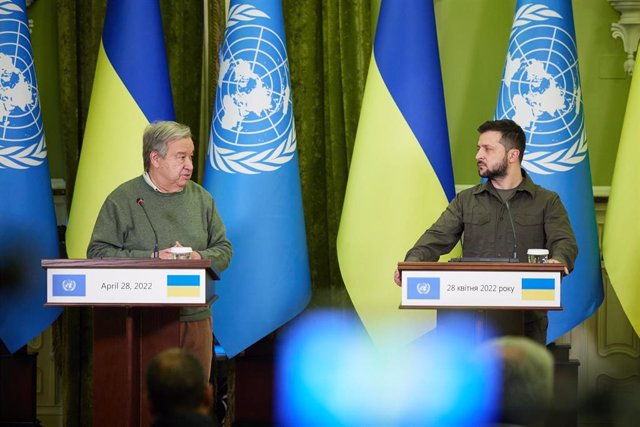 Archivo - El secretario general de la ONU, António Guterres, y el presidente de Ucrania, Volodimir Zelenski, tras una reunión en abril