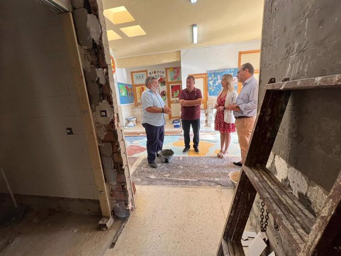 La alcaldesa de Alcalá de Guadaíra, Ana Isabel Jiménez, visitando las obras de los centros educativos