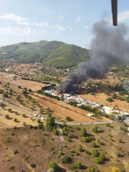 Incendio agrícola en el Camí d'Atzaró