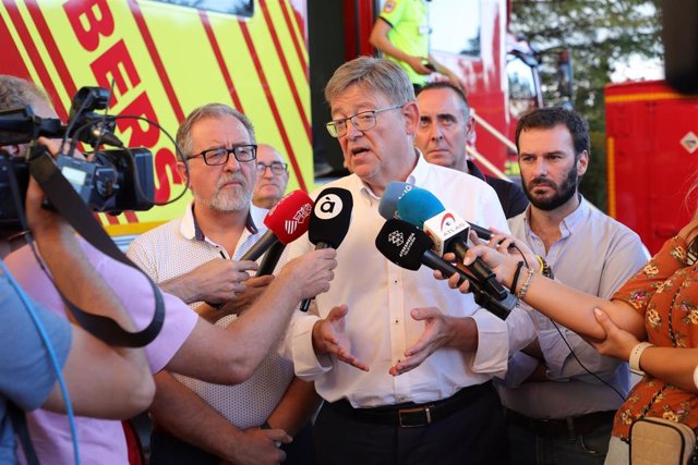 El 'president' de la Generalitat, Ximo Puig, atiende a los medios tras visitar el puesto de mando avanzado del incendio forestal de Bejís (Castellón), ubicado en Viver