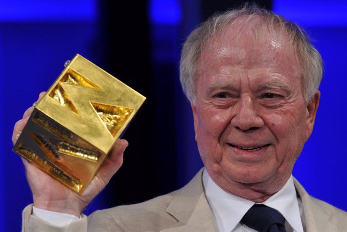 Archivo - FILED - 16 December 2012, Bavaria, Munich: German film director Wolfgang Petersen receives the German Director Prize for his life's work in Munich. Wolfgang Petersen, the German director whose films include "Das Boot," "Air Force One" and "The