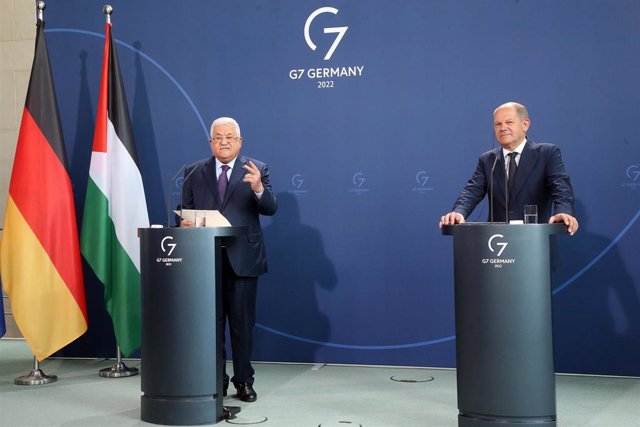 El canciller alemán, Olaf Scholz, y el presidente de la Autoridad Palestina, Mahmud Abbas, en Berlín.