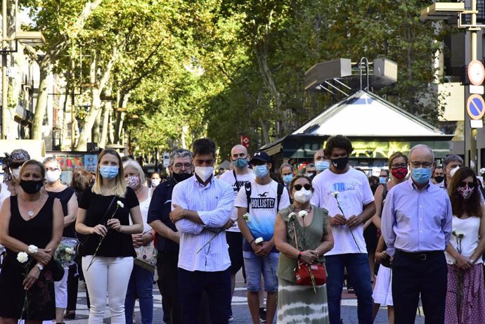 Archivo - Asistentes guardan un minuto de silencio en recuerdo a las víctimas de los atentados de Barcelona y Cambrils durante el homenaje en Las Ramblas con motivo del tercer aniversario del ataque. En Barcelona, Catalunya, (España), a 17 de agosto de 