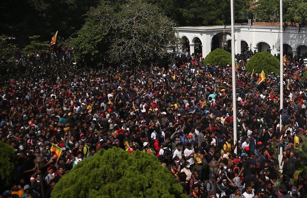 Archivo - Manifestantes protestan en la oficina del primer ministro para pedir la dimisión de Ranil Wickremesinghe, después de que el presidente Gotabaya Rajapaksa huyese del país, Colombo, Sri Lanka.