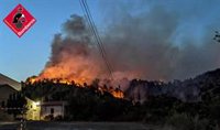 El incendio de la Vall d'Ebo continúa activo en todos los frentes pero avanza más lento por la humedad