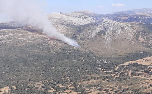 El incendio declarado en el campo de tiro de Las Navetas, en Ronda, dentro de terreno militar.