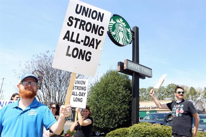 Protesta en apoyo de siete trabajadores de Starbucks despedidos en represalia por organizar un sindicato.