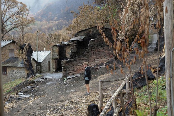 Una persona observa una zona arrasada por el fuego, a 16 de agosto de 2022, en O Courel, Lugo, Galicia (España). O Courel es una de las zonas más afectadas por el fuego que se inició el pasado julio y que durante semanas quemó alrededor de 11.100 hectár