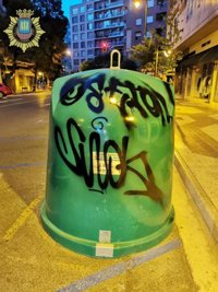 Policía Local denuncia a dos grafiteros por pintadas en verjas de establecimientos, fachadas y mobiliario urbano