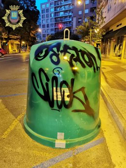 Policía Local denuncia a dos grafiteros por realizar pintadas en verjas de establecimientos, fachadas y mobiliario urbano