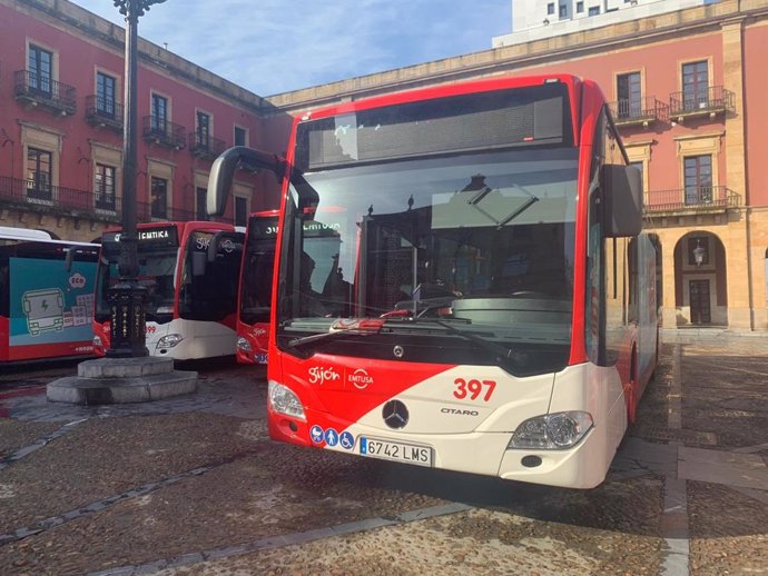Archivo - Autobuses con tecnología híbrida diésel-eléctrica de Emtusa (Gijón)