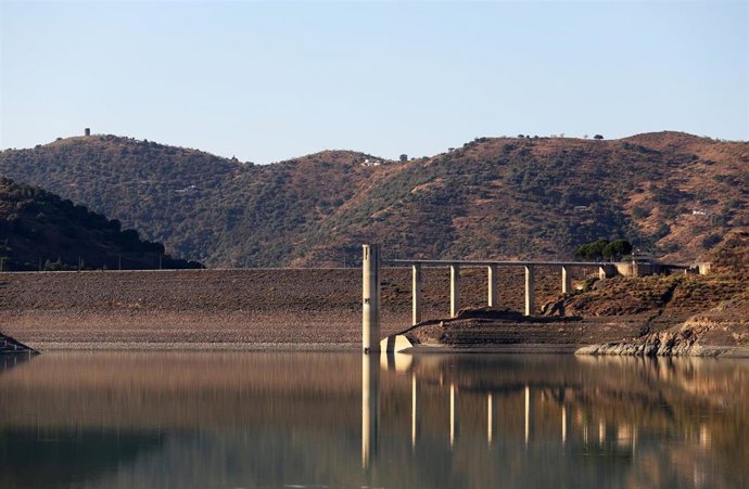 El pantano de La Viñuela situado en el término de Vélez Málaga se acerca a sus cifras mínimas históricas donde el embalse se encuentra al 12% de su capacidad