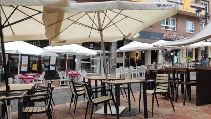 Archivo - Una terraza en Oviedo