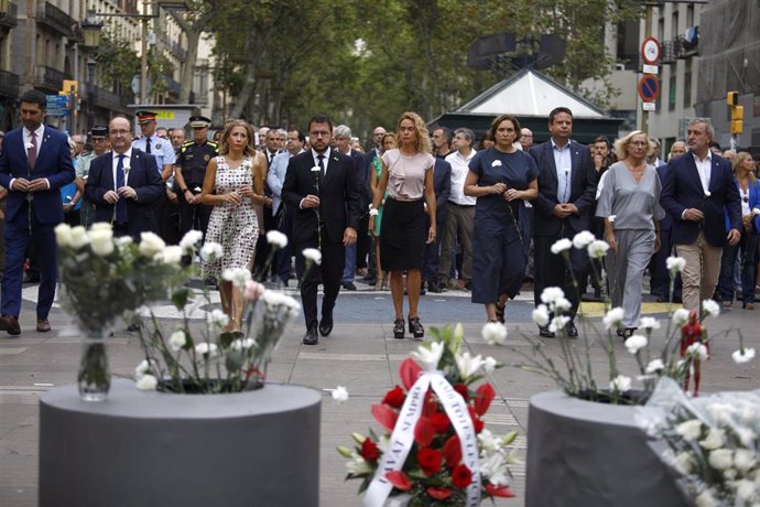 El vicepresidente de la Generalitat Jordi Puigneró, los ministros Miquel Iceta y Raquel Sánchez, el presidente Pere Aragons, la presidenta del Congreso Meritxell Batet y la alcaldesa Ada Colau en el acto del 17-A